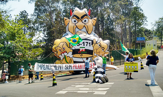 Grupos de oposição ao PT em MG ergueram um boneco inflável de Lula, Dilma e do governador Fernando Pimentel