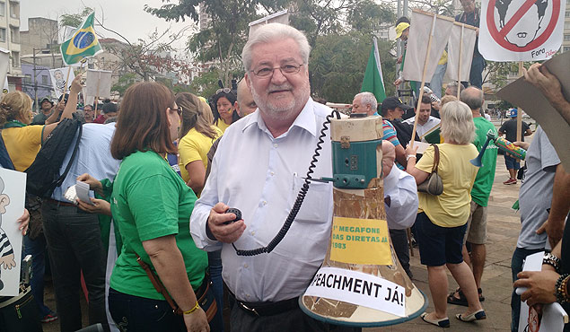 O vereador Gilberto Natalini (PV) levou megafone comprado em 1983 para a campanha das Diretas J