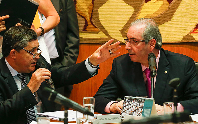 O lder do governo na Cmara, Jos Guimares (PT-CE) fala com Eduardo Cunha (PMDB-RJ) em reunio de lderes no gabinete da presidncia da Casa