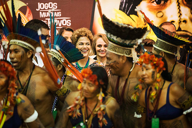 Dilma Rousseff assiste a dança de índios na abertura dos Jogos Mundiais indígenas, em Palmas