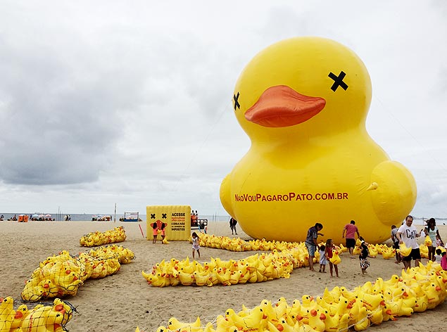 Fiesp leva pato de borracha gigante  praia de Copacabana em campanha contra impostos