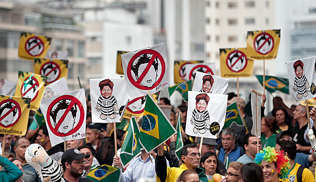 SAO PAULO, SP, BRASIL, 26-10-2015 - O movimento " Vem Pra Rua " protesta pelo impeachment da presidente Dilma Rousseff em frente ao vao do Masp, na Av Paulista. O mote da vez e " Natal Sem Dilma". ( Foto: Diego Padgurschi/Folhapress ) ****EXCLUSIVO FOLHA****