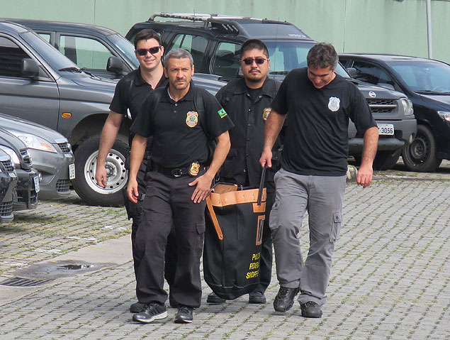 Agentes da Polcia Federal em So Paulo, durante busca e apreenso na Operao Zelotes