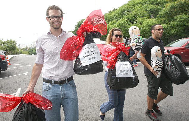 Integrantes do MBL (Movimento Brasil Livre) protestam em frente ao Instituto Lula