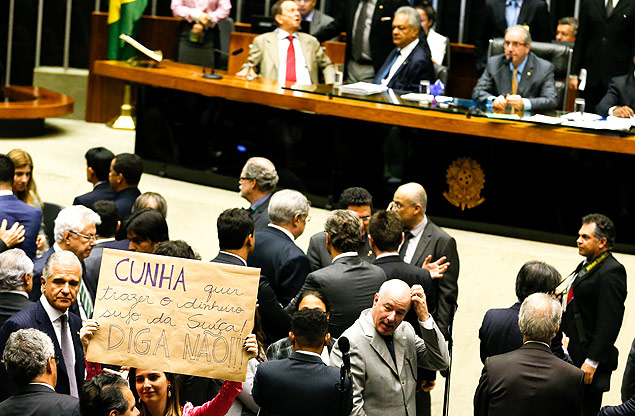 A deputada federal Clarissa Garotinho (PR-RJ) ergue cartaz sobre contas de Cunha na Sua