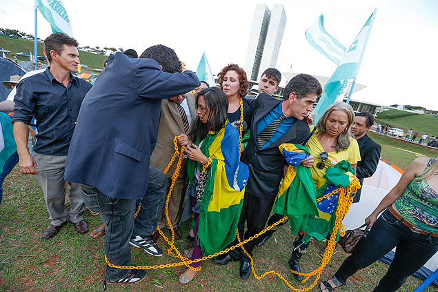 BRASILIA, DF, BRASIL, 05-11-2015, 12h00: O presidente da câmara dep. Eduardo Cunha (PMDB-RJ) ordenou hoje a retirada dos manifestantes pró-impeachment que estavam acorrentados à uma pilastra no salão verde. Eles deixaram o local pacificamente e se juntaram aos demais manifestantes que estão acampados no gramado em frente ao Congresso. (Foto: Pedro Ladeira/Folhapress, PODER)