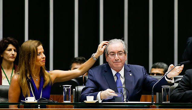 Alvo da Lava Jato, a mulher de Eduardo Cunha, Cludia Cruz, afaga o marido em evento da Cmara