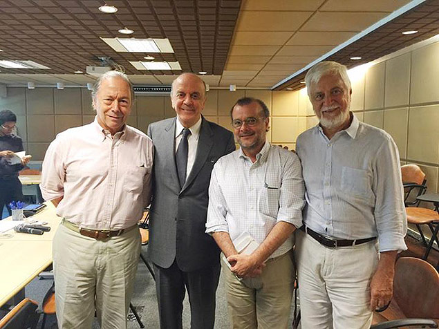Serra (de terno) com Pedro Malan, Gustavo Franco e Edmar Bacha, em outubro