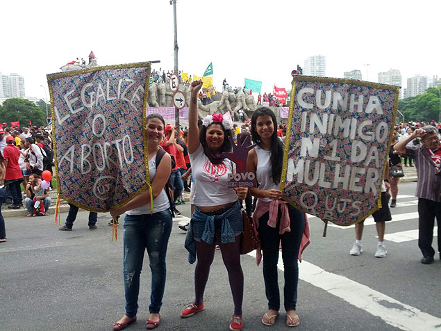 Manifestantes exibem cartazes anti-Cunha em ato em So Paulo 