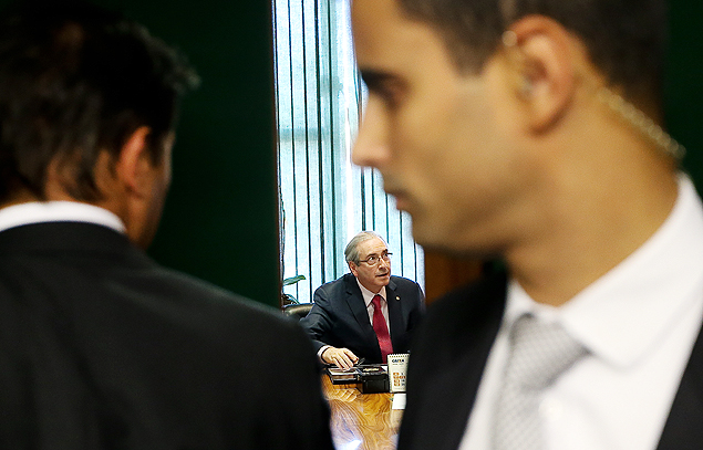 Policiais legislativos observam Cunha, que despacha em seu gabinete