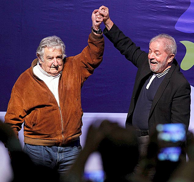 Former Presidents Jose Mujica (L) of Uruguay and Luiz Inacio Lula da Silva of Brazil greet the public during the second day of the VII Latin American Council of Social Sciences in Medellin November 10, 2015. REUTERS/Fredy Builes