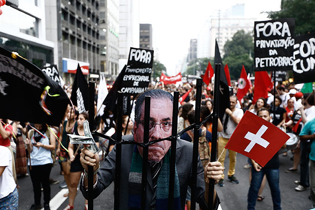 Sao Paulo, SP, Brasil, 13/11/2015:Manifestacao contra eduardo cunha na avenida paulista. Foto: Adriano Vizoni/Folhapress