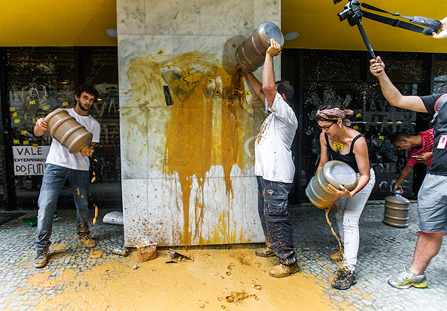 Manifestantes jogam lama na fachada da Vale, no centro do Rio, durante protesto