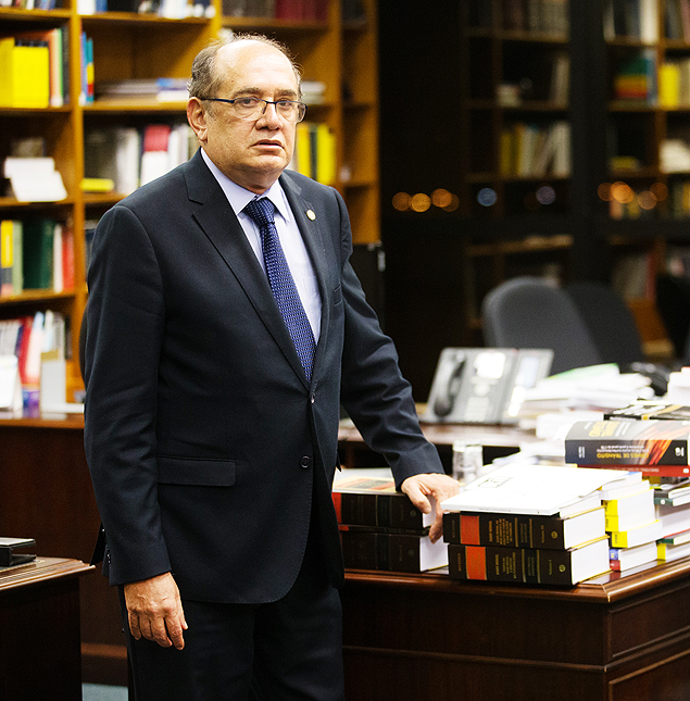 O ministro do Supremo Gilmar Mendes em seu gabinete