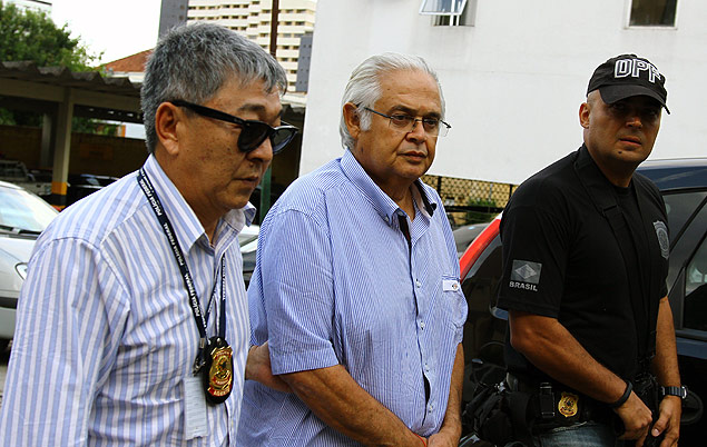 O ex-deputado Pedro Corra ao ser levado para exames, aps priso na Operao Lava Jato