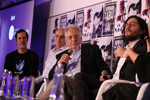 O ex-presidente FHC durante debate ao lado de Eduardo Jorge (esq.), Drauzio Varella e Jean Willys (dir.)