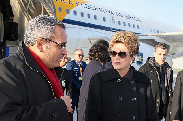 Presidenta Dilma Rousseff recebe cumprimentos ao chegar a paris