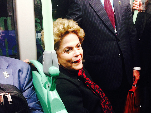 : Dilma Rousseff em nibus aps encontro com lderes em conferncia do clima em ParisCrdito: Leandro Colon/Folhapress