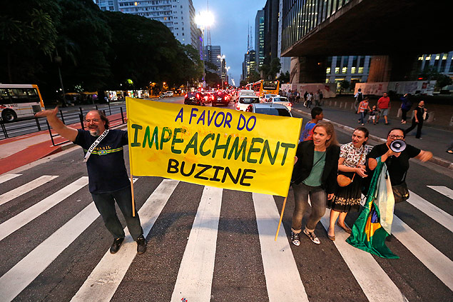 Manifestantes ocupam a av. Paulista e motoristas fazem buizinao