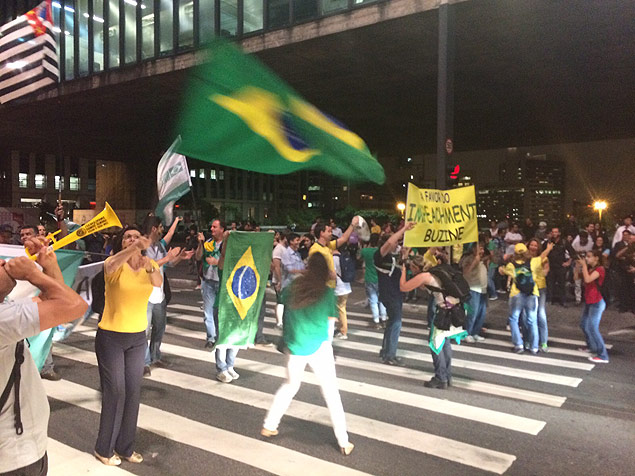 Manifestantes comemoram seguimento dado a pedido de impeachment da presidente Dilma 