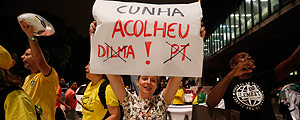 Manifestantes ocupam a Av. Paulista e motoristas fazem buizinaço após o deputado Eduardo Cunha aprovar o processo de impeachment da Presidente Dilma Rousseff Joel Silva/Folhapress