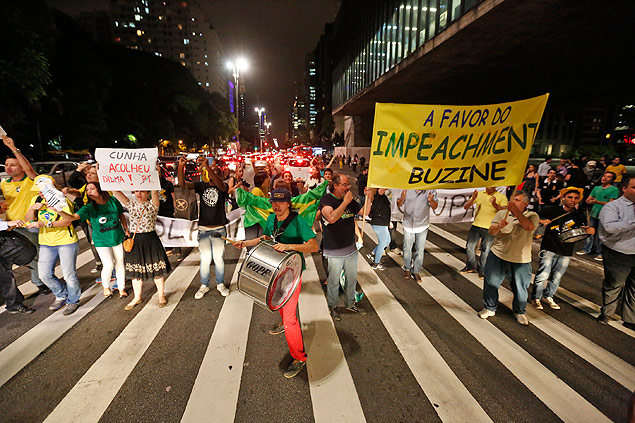 Manifestantes ocupam a avenida Paulista aps Eduardo Cunha acatar pedido de impeachment
