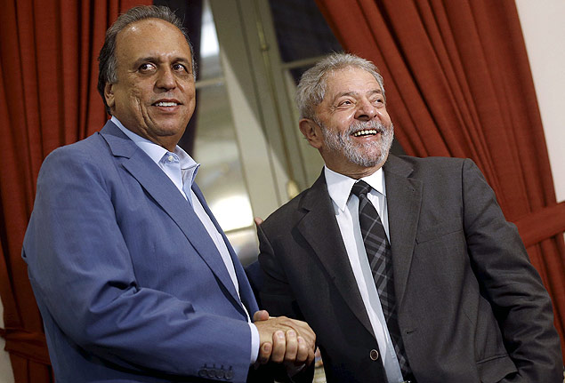 After meeting with with Rio de Janeiro's Governor Luiz Pezao (left), the former President Lula da Silva said he is "outraged" by the move. 