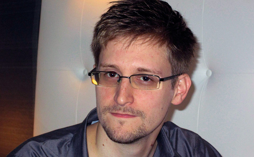 O ex-tcnico da CIA Edward Snowden que revelou que a NSA (Agncia de Segurana Nacional) espionava sistematicamente governos, empresas e indivduos, posa para foto, em Hong Kong (China). Snowden teve fugir para Rssia. *** U.S. National Security Agency whistleblower Edward Snowden, an analyst with a U.S. defence contractor, is pictured during an interview with the Guardian in his hotel room in Hong Kong June 9, 2013. The 29-year-old contractor at the NSA revealed top secret U.S. surveillance programmes to alert the public of what is being done in their name, the Guardian newspaper reported on Sunday. Snowden, a former CIA technical assistant who was working at the super-secret NSA as an employee of defence contractor Booz Allen Hamilton, is ensconced in a hotel in Hong Kong after leaving the United States with secret documents. REUTERS/Ewen MacAskill/The Guardian/Handout (CHINA - Tags: POLITICS MEDIA TPX IMAGES OF THE DAY) ATTENTION EDITORS - THIS IMAGE WAS PROVIDED BY A THIRD PARTY. FOR EDITORIAL USE ONLY. NOT FOR SALE FOR MARKETING OR ADVERTISING CAMPAIGNS. THIS PICTURE WAS PROCESSED BY REUTERS TO ENHANCE QUALITY. AN UNPROCESSED VERSION WILL BE PROVIDED SEPARATELY. NO SALES. NO ARCHIVES. THIS PICTURE IS DISTRIBUTED EXACTLY AS RECEIVED BY REUTERS, AS A SERVICE TO CLIENTS. MANDATORY CREDIT ORG XMIT: CLH100
