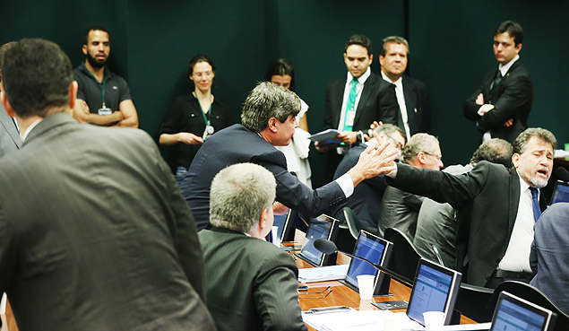 Os deputados Wellington Roberto (PR-PBà esq.) e Zé Geraldo (PT-PA) durante briga no Conselho de Ética