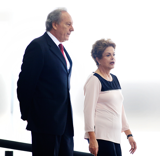 Presidente do STF, Ricardo Lewandowski, caminha ao lado de Dilma Rousseff em cerimnia em 2015