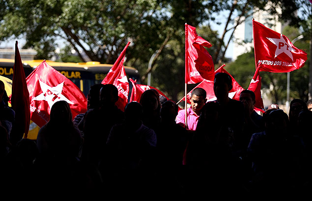 Militantes do PT erguem bandeiras vermelhas com o smbolo do partido
