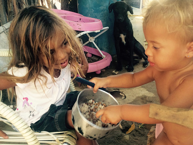 Criancas atendidas pelo Bolsa Famlia em Petrolina comem arroz com feijo sem mistura