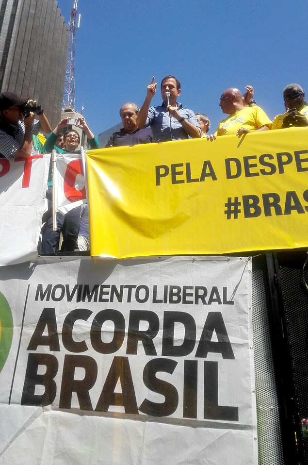 Joo Dria Jr. discursa em veculo do movimento Acorda Brasil durante manifestao pelo impeachment de Dilma na av. Paulista neste domingo (13). 