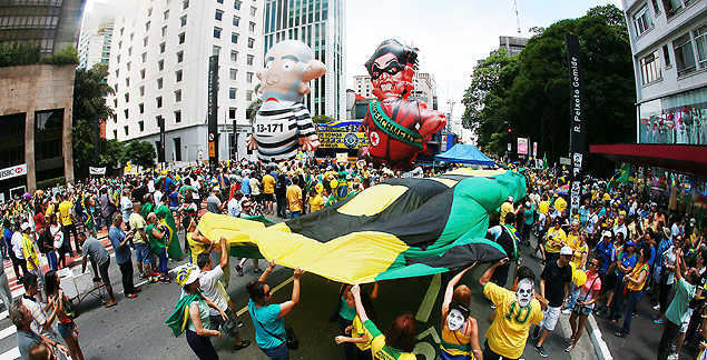 Manifestao anti-PT na avenida paulista teve Pixuleko e Bandilma, stiras de Lula e Dilma
