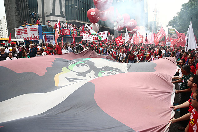 Sao Paulo,SP,Brasil 16.12.2015 Manifestacao contra o impeachment organizado pela CUT e outros movimentos sociais Foto: Eduardo Anizelli/Folhapress cod 1656