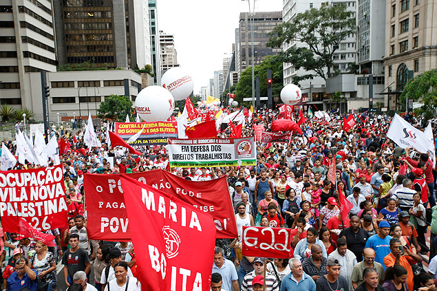 Sao Paulo,SP,Brasil 16.12.2015 Manifestacao contra o impeachment organizado pela CUT e outros movimentos sociais Foto: Marlene Bergamo/Folhapress COD 0717 