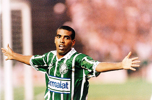 O meia Vlber comemora gol pelo Palmeiras em 1995