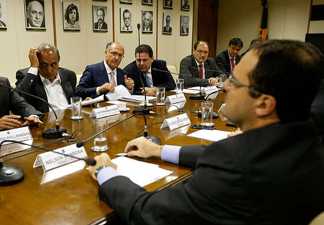 O ministro da Fazenda, Nelson Barbosa ( dir.) conversa com governadores de 9 Estados e do DF