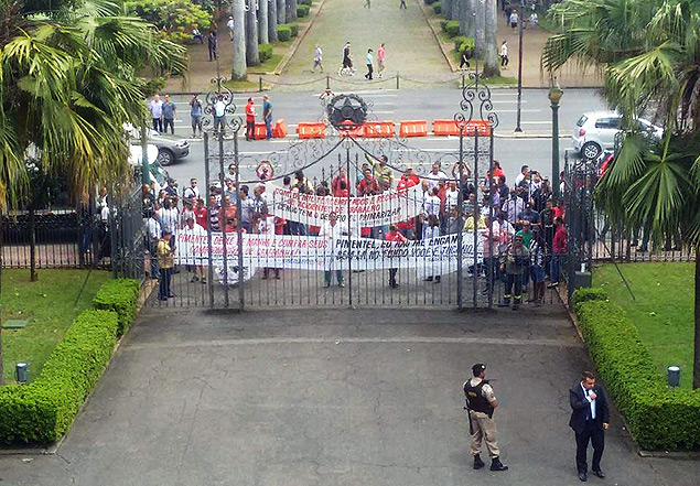 Servidores protestam em frente ao Palcio da Liberdade, em Belo Horizonte