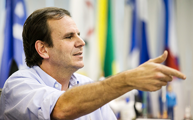 O prefeito do Rio de Janeiro, Eduardo Paes, em seu gabinete