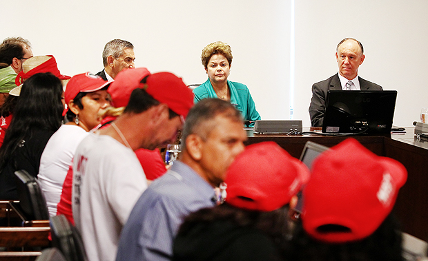 Integrantes do MST usam bons vermelhos ao serem recebidos pela presidente Dilma Rousseff