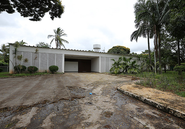 Residncia oficial do ministro-chefe da Casa Civil, no Lago Sul, em Braslia; imvel ser posto  venda