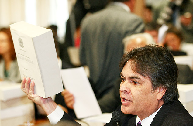 O lder do PSDB no Senado, Cssio Cunha Lima (PB), em sesso de CPI em 2012