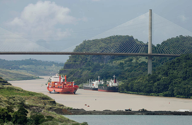 Navios cargueiros trafegam pelo canal do Panam