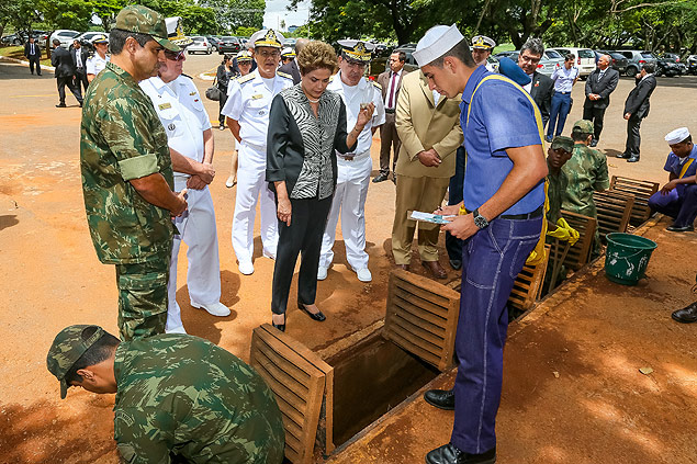 Em visita ao Corpo de Fuzileiros Navais, Dilma acompanha limpeza contra focos do Aedes