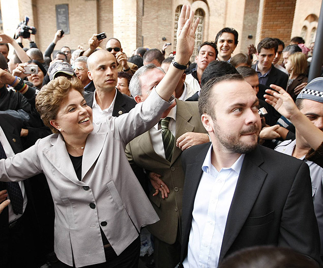 Dilma e o assessor Anderson Dorneles fazem campanha presidencial para a petista em 2010 