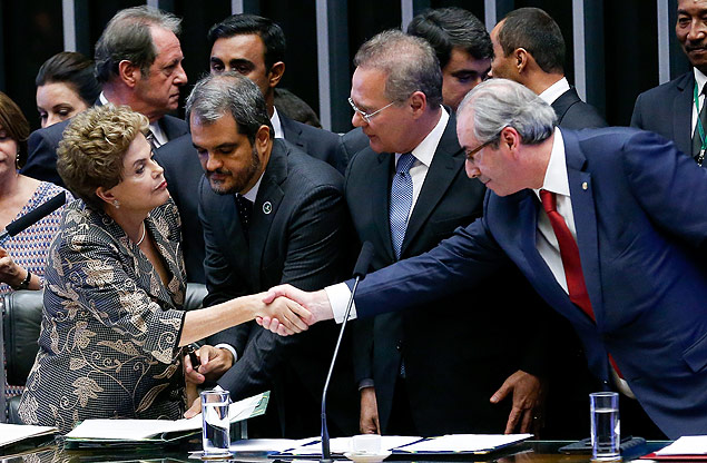 Dilma Rousseff e o presidente da Cmara, Eduardo Cunha, se cumprimentam no plenrio da Casa