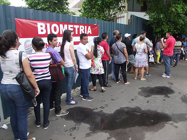 Eleitores fazem fila para pegar senha para agendar o recadastramento biometrico, em Manaus Foto:Fabio Pontes/Folhapress ***DIREITOS RESERVADOS. NO PUBLICAR SEM AUTORIZAO DO DETENTOR DOS DIREITOS AUTORAIS E DE IMAGEM***