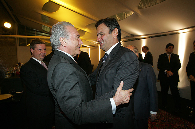 O vice-presidente, Michel Temer (à esq.), cumprimenta Aécio Neves, senador (PSDB-MG)