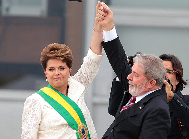 BRASÍLIA, DF, BRASIL, 01-01-2011: O ex-presidente, Luiz Inácio Lula da Silva, levanta o braço de sua sucessora, Dilma Rousseff, em gesto de vitória após passar a faixa de presidente da República, em Brasília (DF). (Foto: Jorge Araújo/Folhapress)